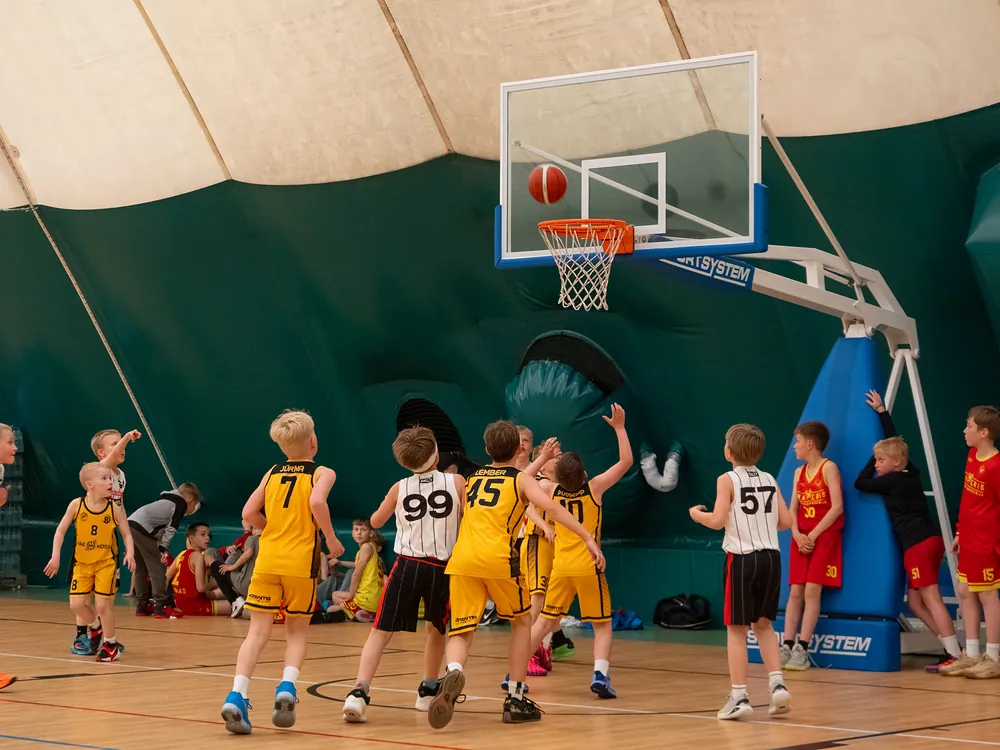 Mäng käib Õismäe Sportmängude Halli õhkkatusega väljakul.