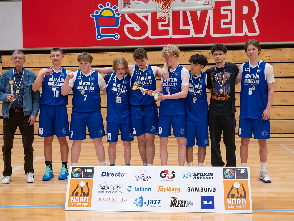 Poiste võistkond autasustamisel koos karikaga Tallinn Nord Cup 2026 turniiril.