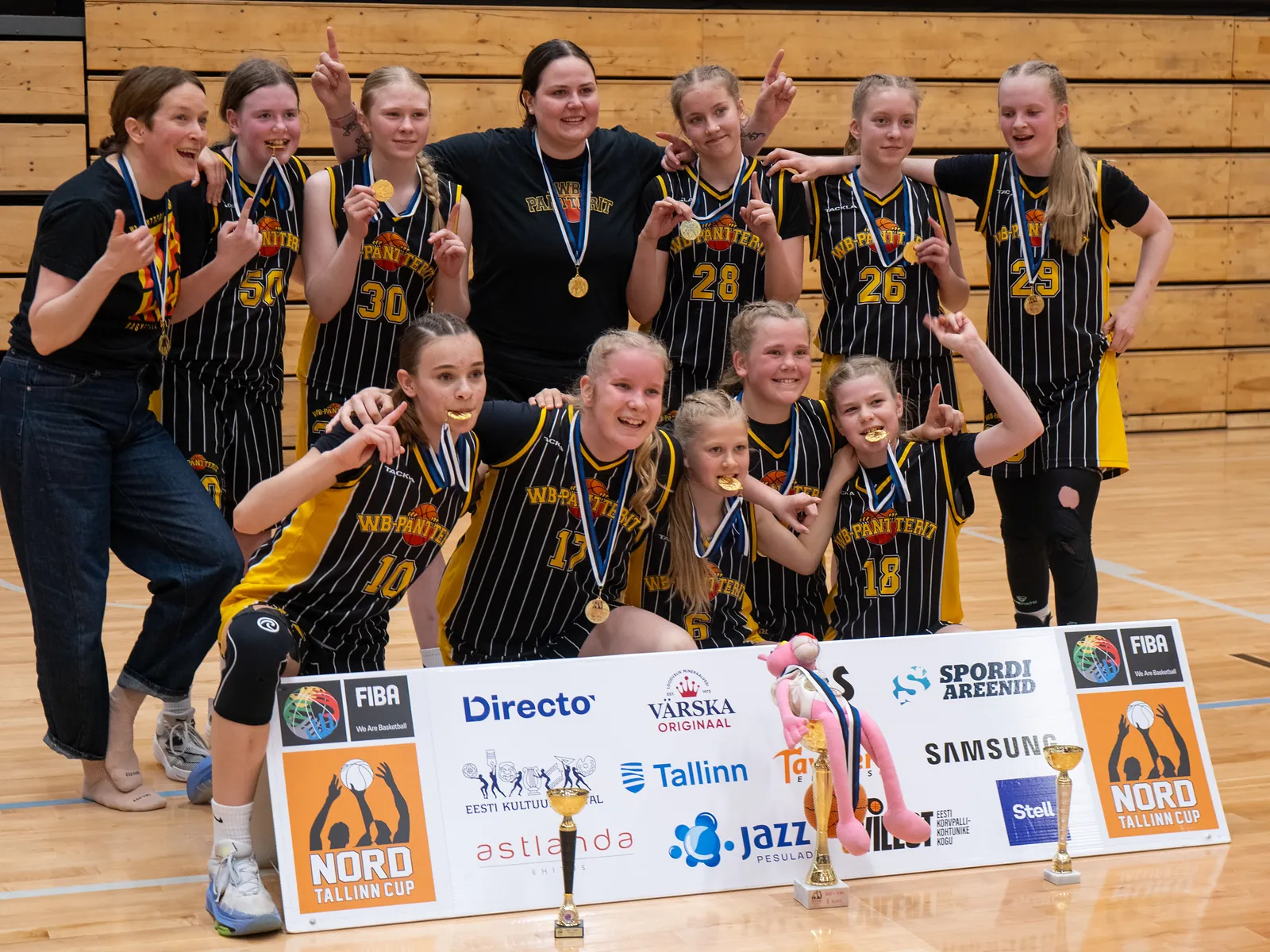 Tüdrukute võistkond tähistab medalitega autasustamisel Tallinn Nord Cup 2026 turniiril.