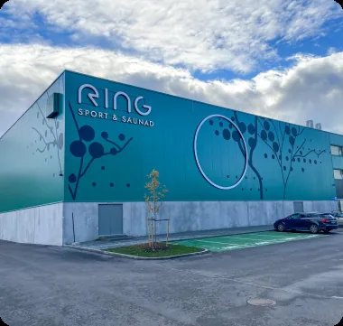 RING spordikeskuse värviline välisfassaad.