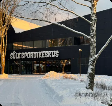 Sõle Spordikeskuse sissepääs talvel.